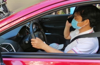 Nghị định 168 - Lỗi trừ 10 điểm GPLX ô tô: Điều khiển xe mà dùng tay sử dụng điện thoại gây TNGT